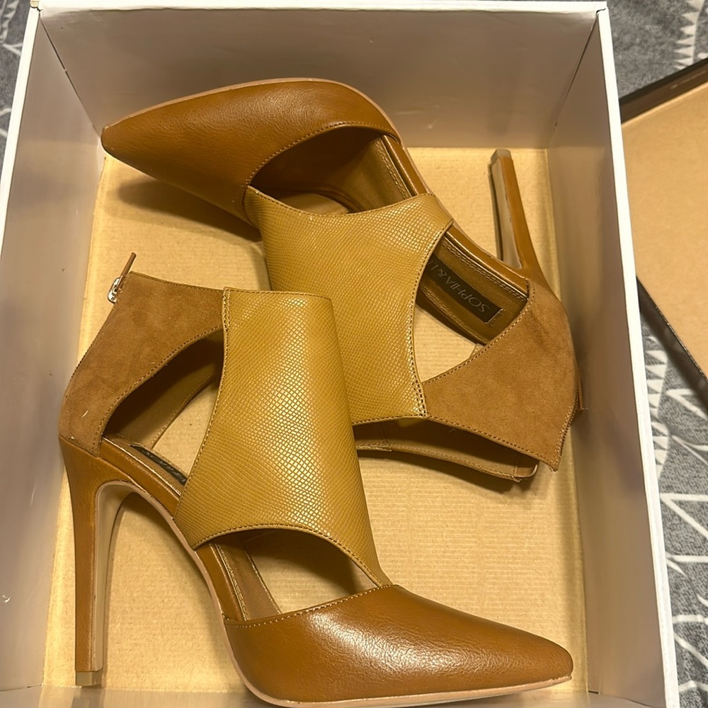 Tan Heels size 8 and includes original box- never worn before in excellent